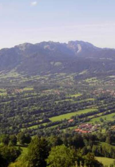 Aussicht von der Sonntraten ins Isartal über die denkmalgeschützte Heckenlandschaft, mit Blick zum Brauneck und Karwendel