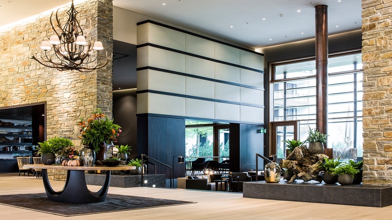Lobby - Bar mit offenem Kamin