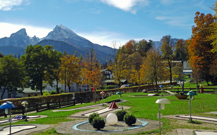 Im Luitpoldpark Berchtesgaden: Minigolf mit Watzmannblick