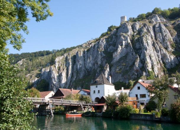 Das idyllische Örtchen Essing im Altmühltal mit Burruine Randeck.