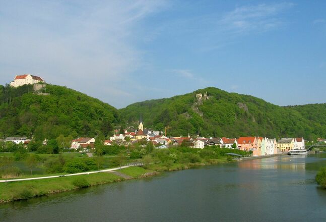 Blick auf Riedenburg mit Rosenburg und den Burgruinen Rabenstein und Tachenstein