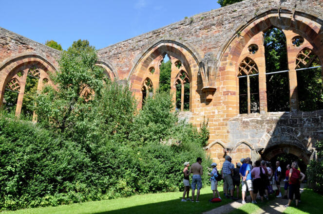 Gruppe Wanderer in der Klosterruine Birgittenkloster Gnadenberg