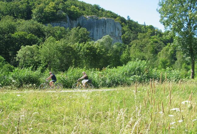 Radfahrer im Altmühltal zwischen Kelheim und Essing