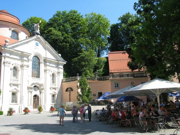 Kloster Weltenburg am Donaudurchbruch mit Biergarten und Klosterkirche