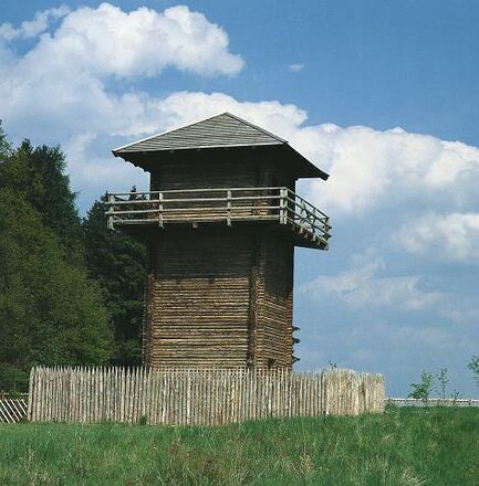 Ein rekonstruierter römischer Wachturm am Limes.