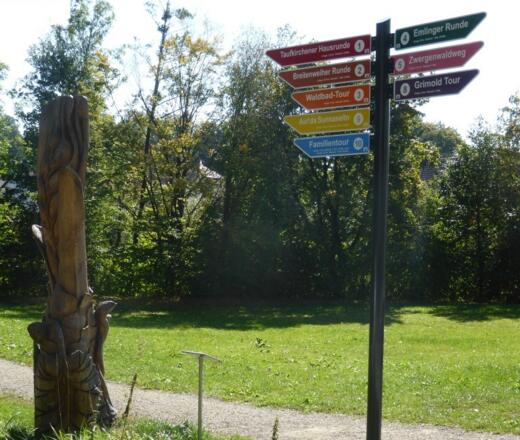 Schilderbaum und Skulptur "Bierblumentanz"