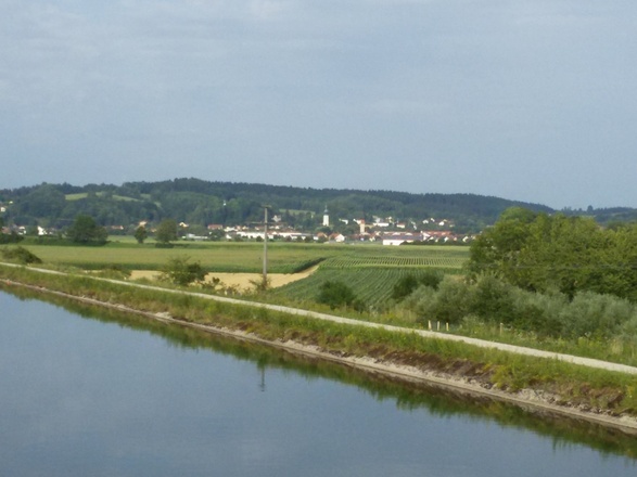 Über den Mittlere Isar Kanal mit Blick auf Wartenberg