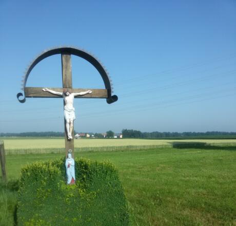 Feldkreuz. Dahinter verläuft der Wanderweg W6