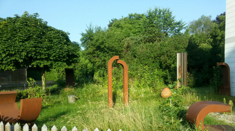 Skulpturengarten des Künstlers Erich Heuschneider in Walpertskirchen
