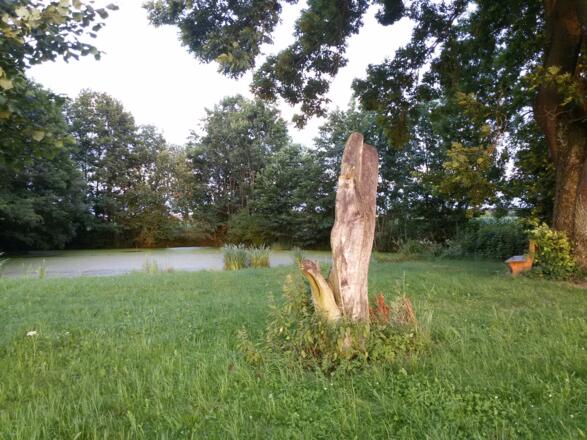 Holzskulptur und Neufahrner Weiher