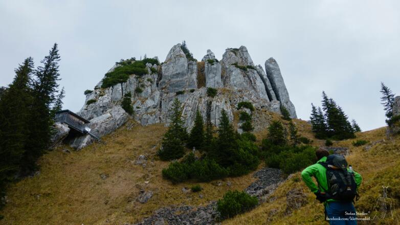 Blankenstein, Blankensteinnadel und links die Bergwachthütte 