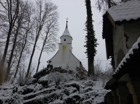 Josefskapelle und Lourdes Grotte im Winter