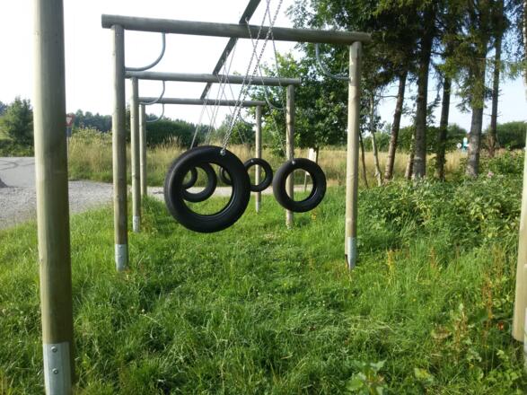 Slalom durch schwingende Reifen