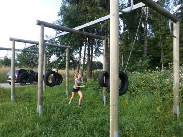 Slalom durch schwingene Reifen