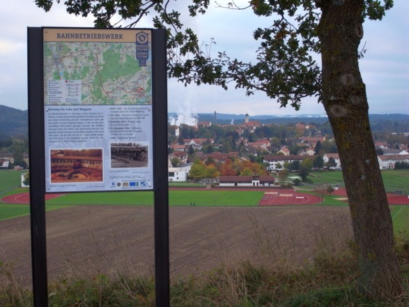 Infotafel an der Siechenhalde nördlich Schongau, mit Blick über die Altstadt