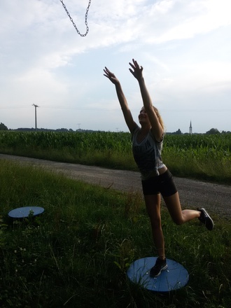 Ballwurf, im Hintergrund die Kirche von Lappach