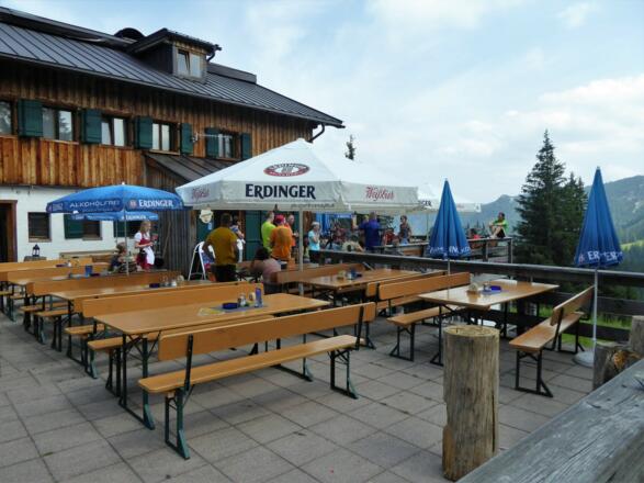 gemütliche Einkehr mit tollem Bergblick auf der Gufferthütte