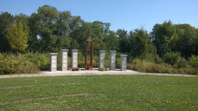 Anordnung mit Urnenstehlen