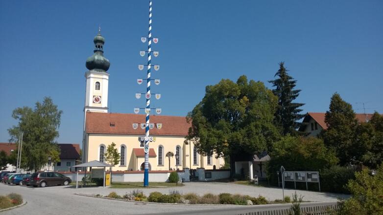 Ortsmitte Walpertskirchen mit der Kirche St. Erhard