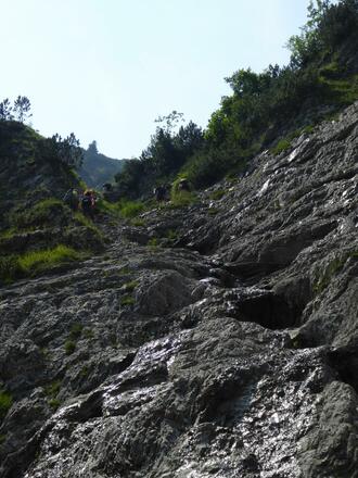 ab dem Wasserfall einige seilversicherte Kletterpassagen