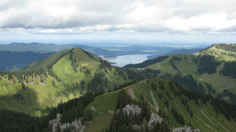 Blick vom Risserkogel auf den Setzberg, Tegernsee und den Wallberg