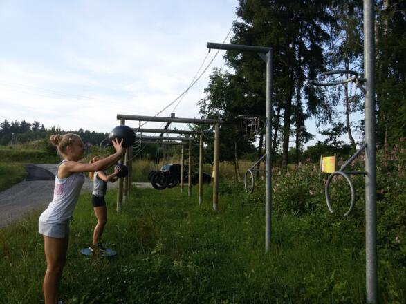 Ballwurf mit wackelndem Stand