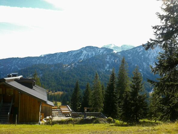 Hüttenterrasse mit Bergblick