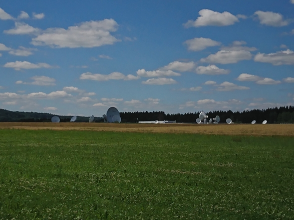 Unterwegs die Parabolspiegel der DLR