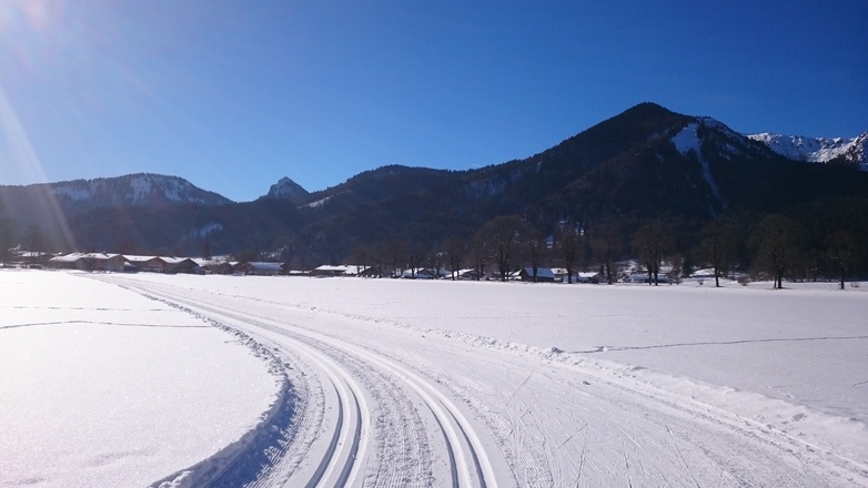 Sonnenloipe Scharling mit Blick zum Hirschberg