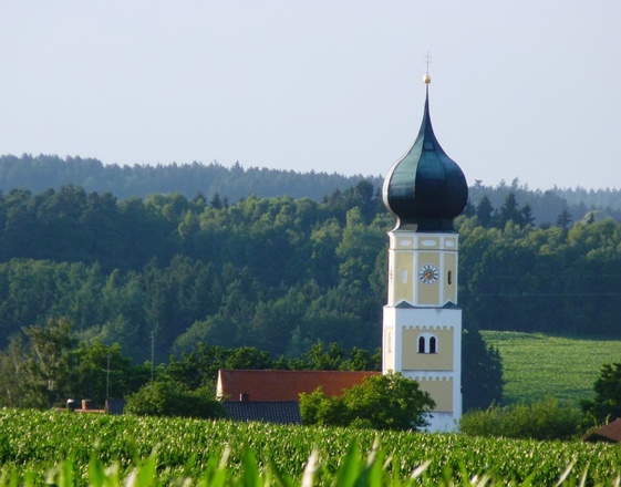 Blick auf die Kirche St. Jakob der Ältere in Hainberg