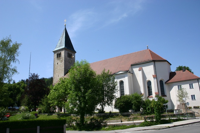 Die Kirche St. Michael am Hauptplatz in Peiting