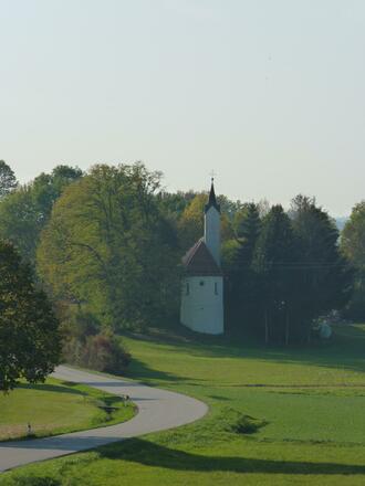 Blick auf die kleine Kirche in Sallach