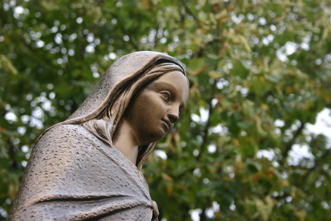 Madonna am Roßbacher Brunnen.