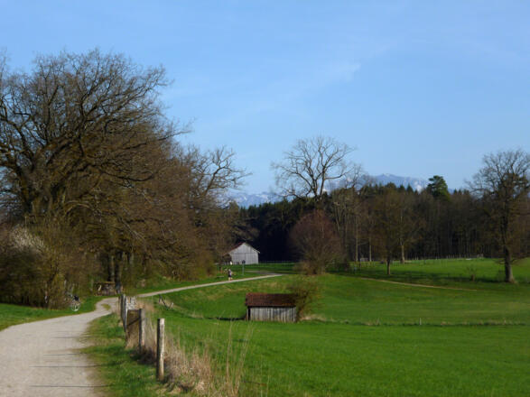 Begleitet von einem grandiosen Bergpanorama geht es am Großen Ostersee entlang zurück.