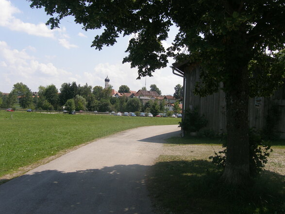 Diesen schönen Blick auf Iffeldorf erleben wir wenige Meter nach unserem Start.