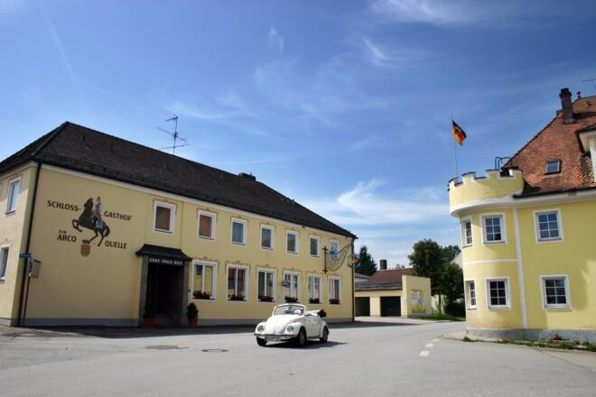 Startpunkt Adldorf am Schloßgasthof.
