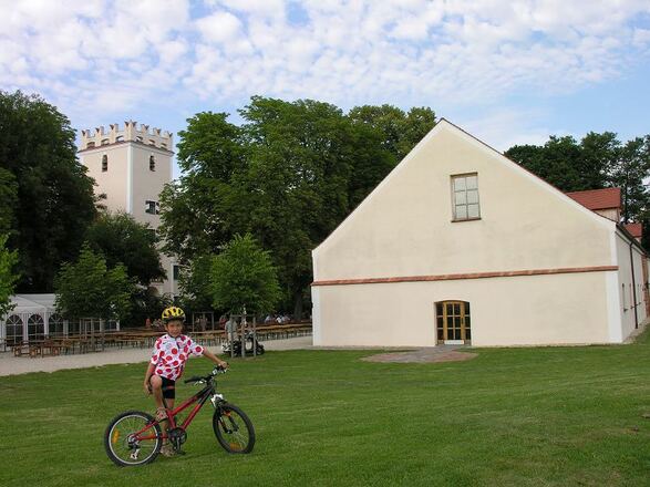 Wasserschloß mit Biergarten in Mariakirchen