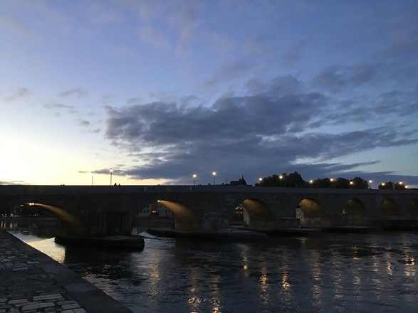 Schleifenroute - Regensburg Steinerne Brücke am Abend