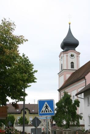 Startpunkt Kirchplatz in Roßbach.