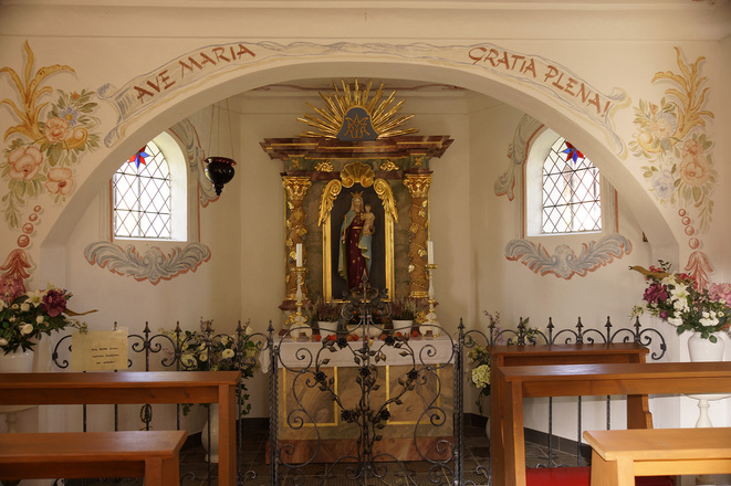 Der Altar der Dorfkapelle in Grottham