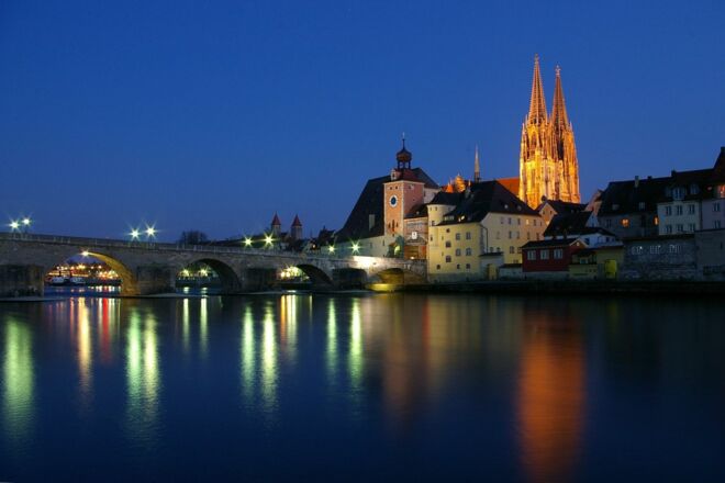 Donau-Panoramaweg - Regensburg mit Steinerner Brücke und Dom