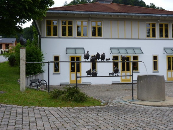 Dorfbrunnen am Rathausplatz in Julbach