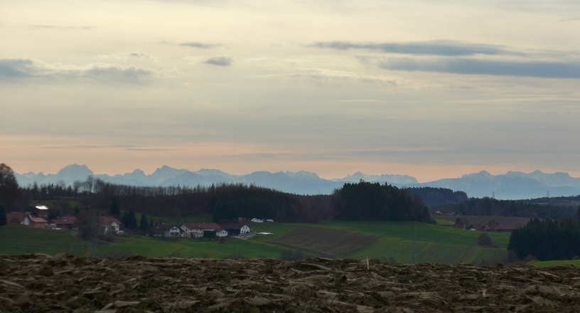 Bei Hempelsberg, Alpenkette von Watzmann und Hochkalter über Leoganger- und Loferer Steinberge bis zu den Chiemgauer Alpen