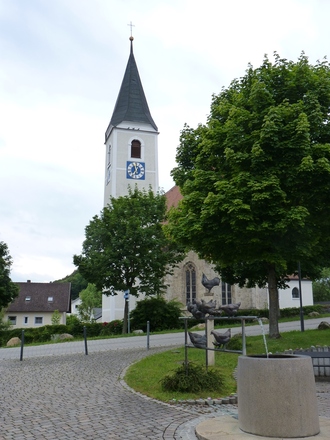 Kirche mit Dorfbrunnen