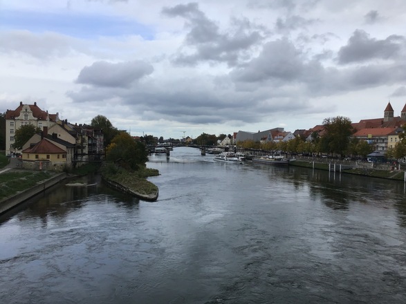 Schleifenroute - Regensburg Blick auf die Donau gesäumt von der Stadt