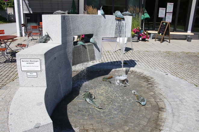 Der Brunnen am Dorfplatz in Bayerbach