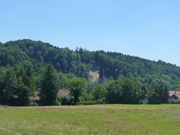 Blick auf die Kirche in Lahnhofen