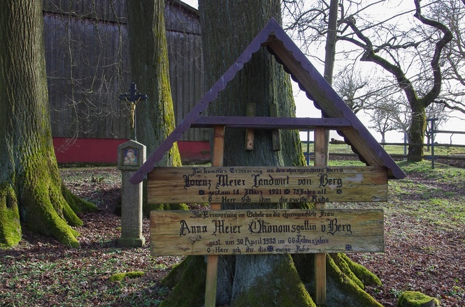 Granitstele in Berg
