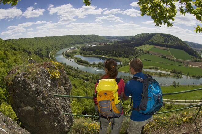 Blick vom Aussichtspunkt Falkenhorst ins Altmühltal und auf Riedenburg