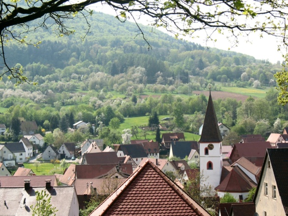 Blick auf die Gemeinde Happurg mit Kirche
